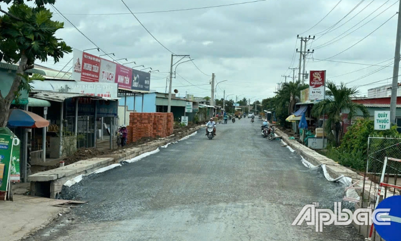 Kiểm tra công trình đường tỉnh 877b (huyện Tân Phú Đông).