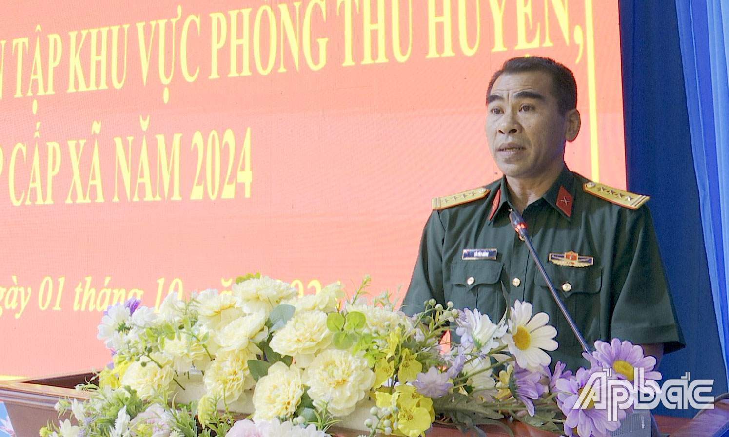 Đại tá Võ Văn Năng phát biểu tại hội nghị.
