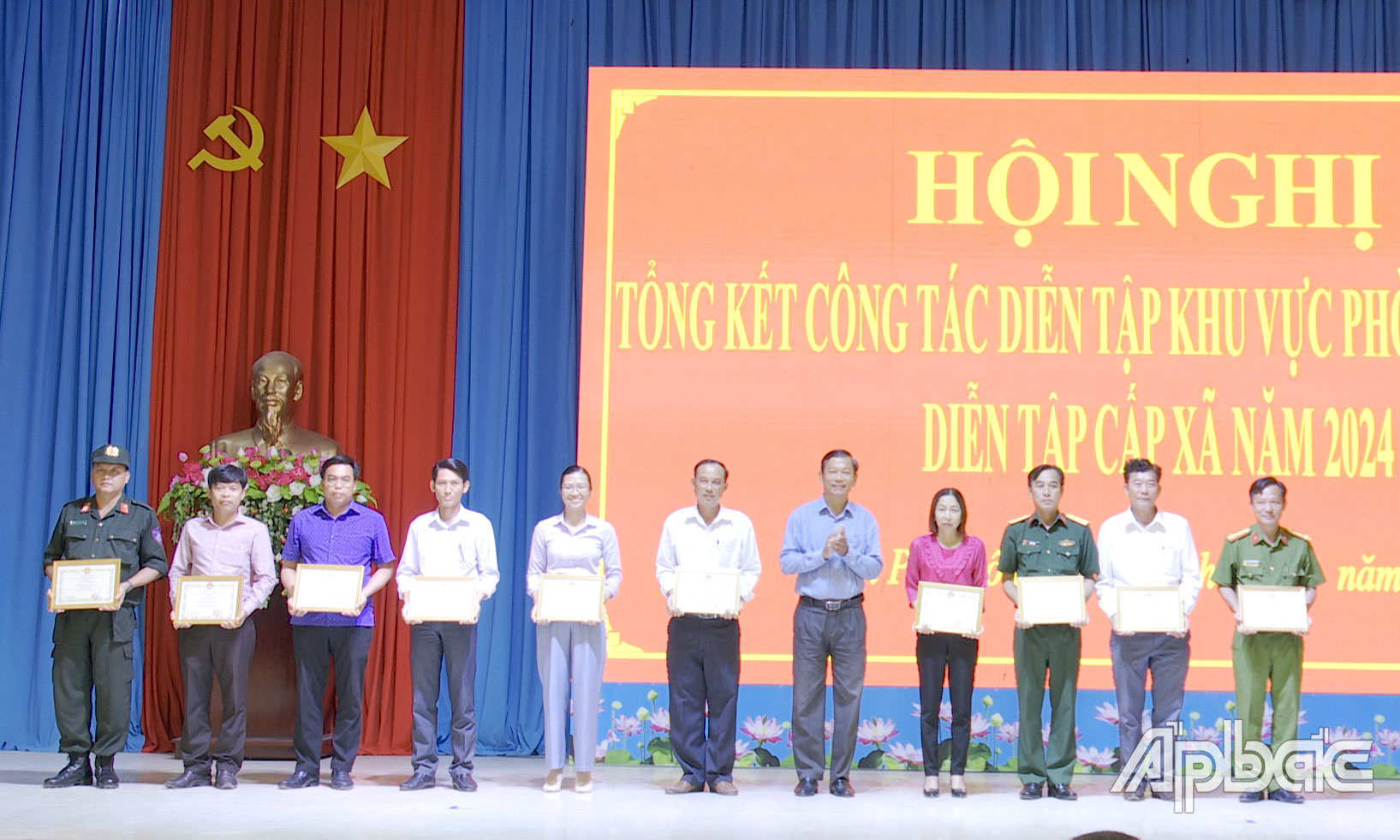 Khen thưởng các tập thể và cá nhân có thành tích xuất sắc trong diễn tập khu vực phòng thủ huyện Tân Phú Đông năm 2024.