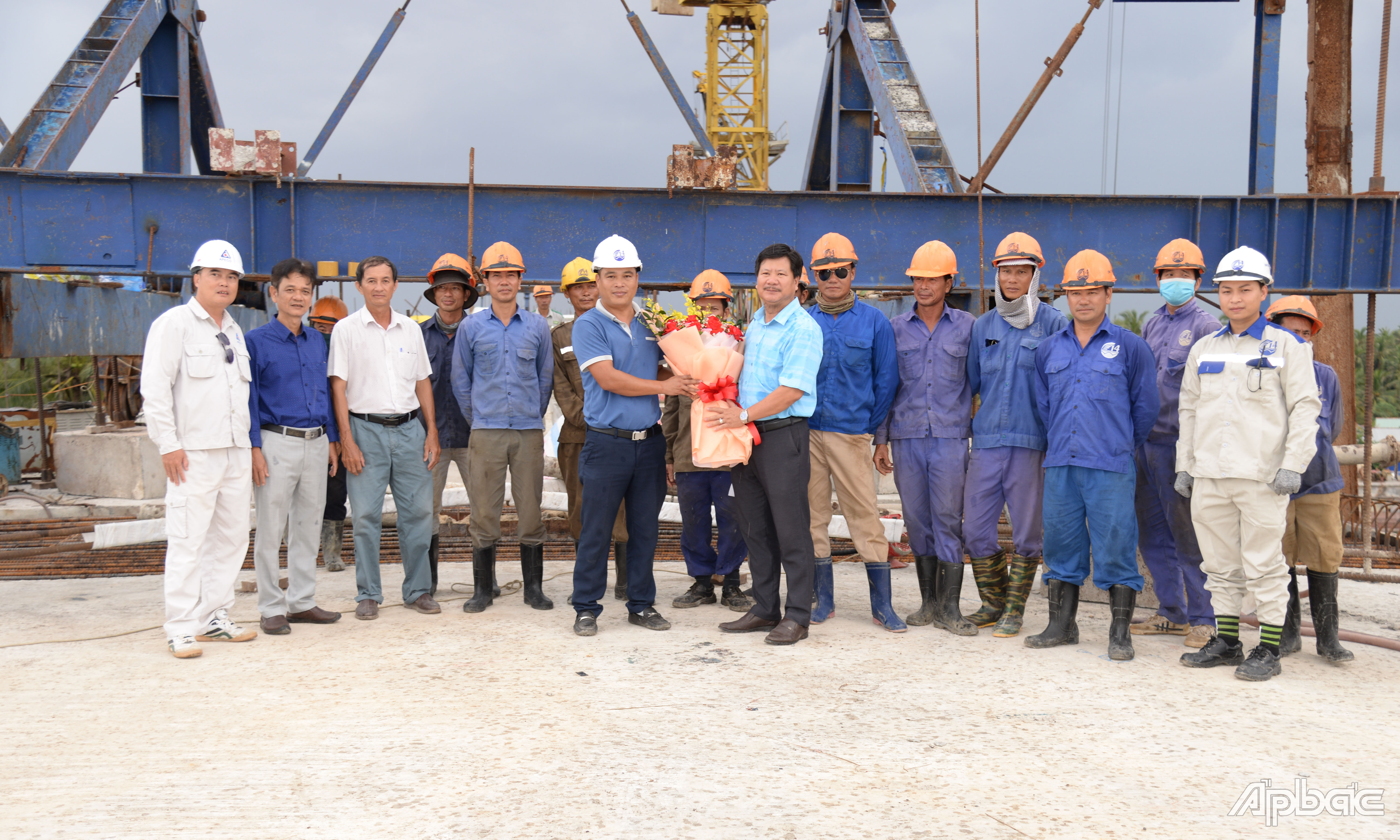 Đại diện đơn vị tư vấn, giám sát tặng hoa cảm ơn lãnh đạo Ban Quản lý dự án.