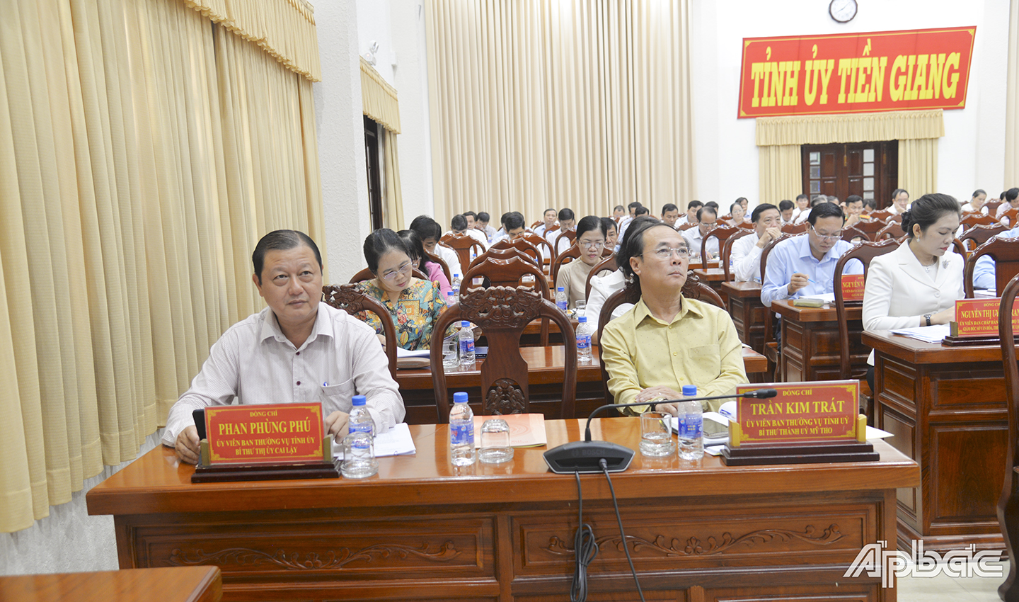 Các đồng chí là Ủy viên Ban Thường vụ Tỉnh ủy dự hội nghị