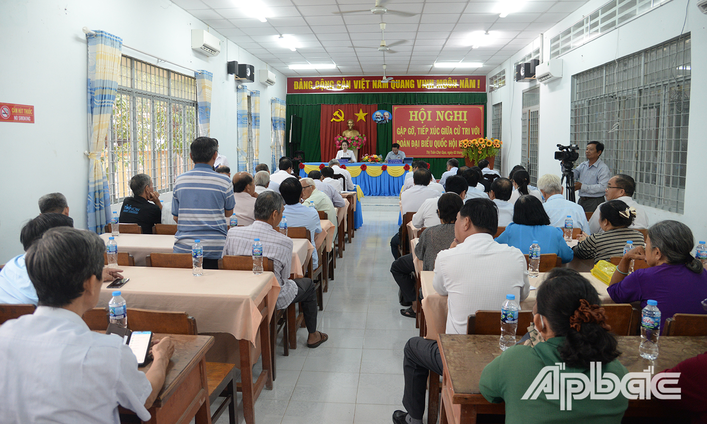 Cử tri phát biểu tại buổi tiếp xúc.