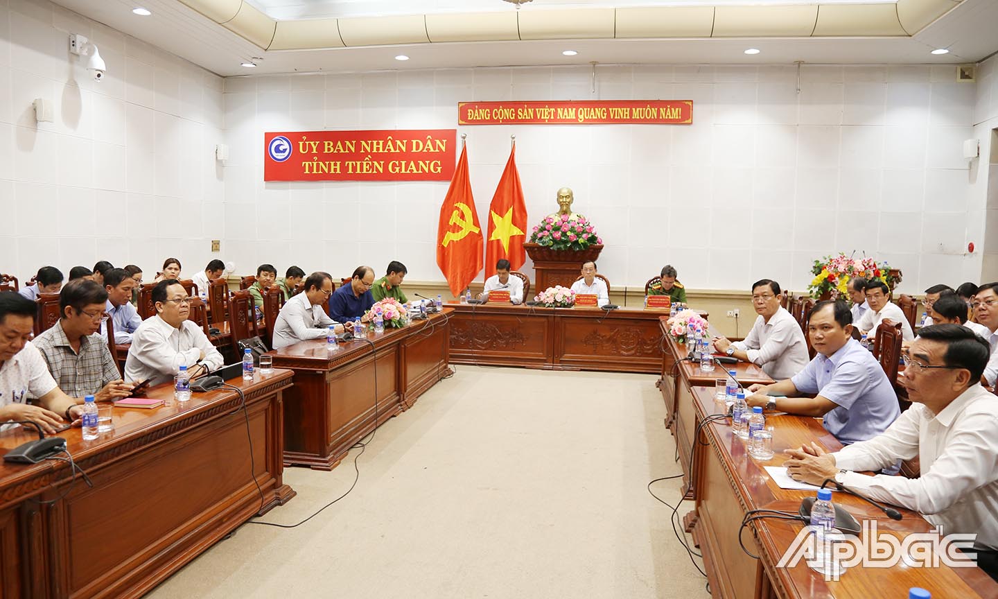 Quang cảnh điểm cầu Tiền Giang.
