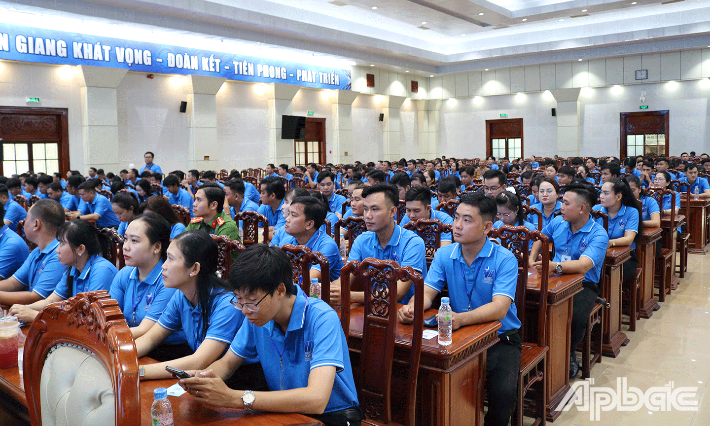 đại biểu chính thức đại diện cho hơn 82.000 cán bộ Hội, hội viên, thanh niên toàn tỉnh