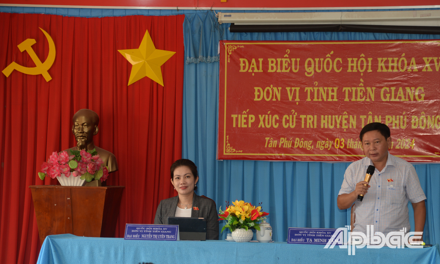 Đồng chí Tạ Minh Tâm phát biểu tại buổi tiếp xúc.