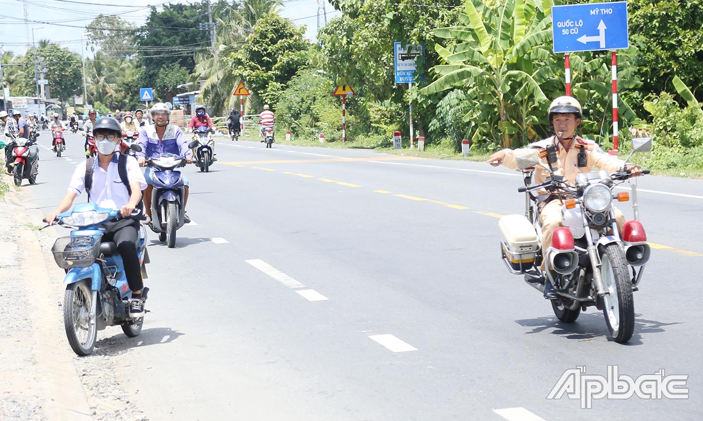 Lực lượng CSGT tuần tra xử lý các hành vi vi phạm ATGT của học sinh.