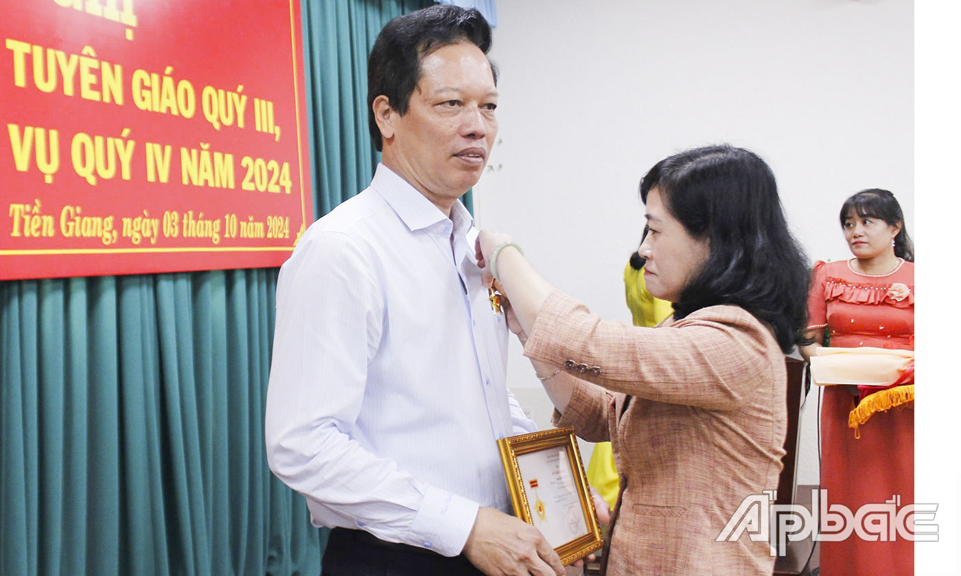 Phó Chủ tịch Ủy ban nhân dân tỉnh Nguyễn Thành Diệu nhận Kỷ niệm chương
