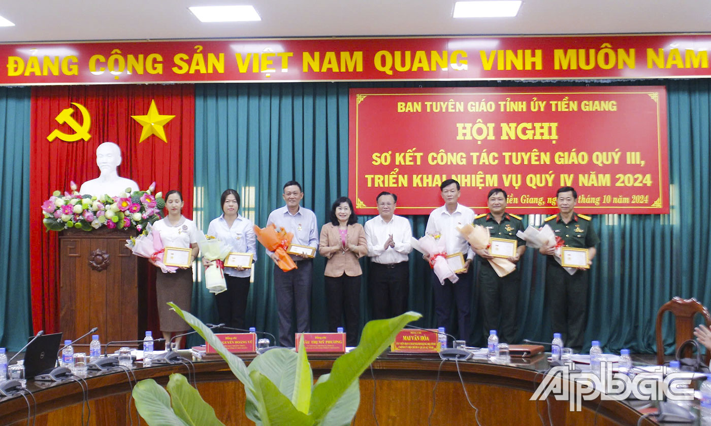 Các cá nhân nhận Kỷ niệm chương “Vì sự nghiệp tuyên giáo” của Ban Tuyên giáo Trung ương trao tặng.