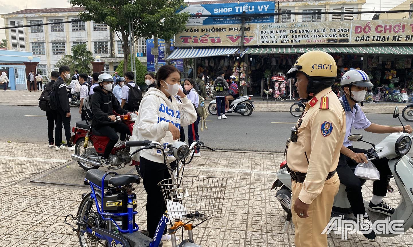Các trường hợp đi xe đạp điện không đội mũ bảo hiểm cũng bị xử lý.