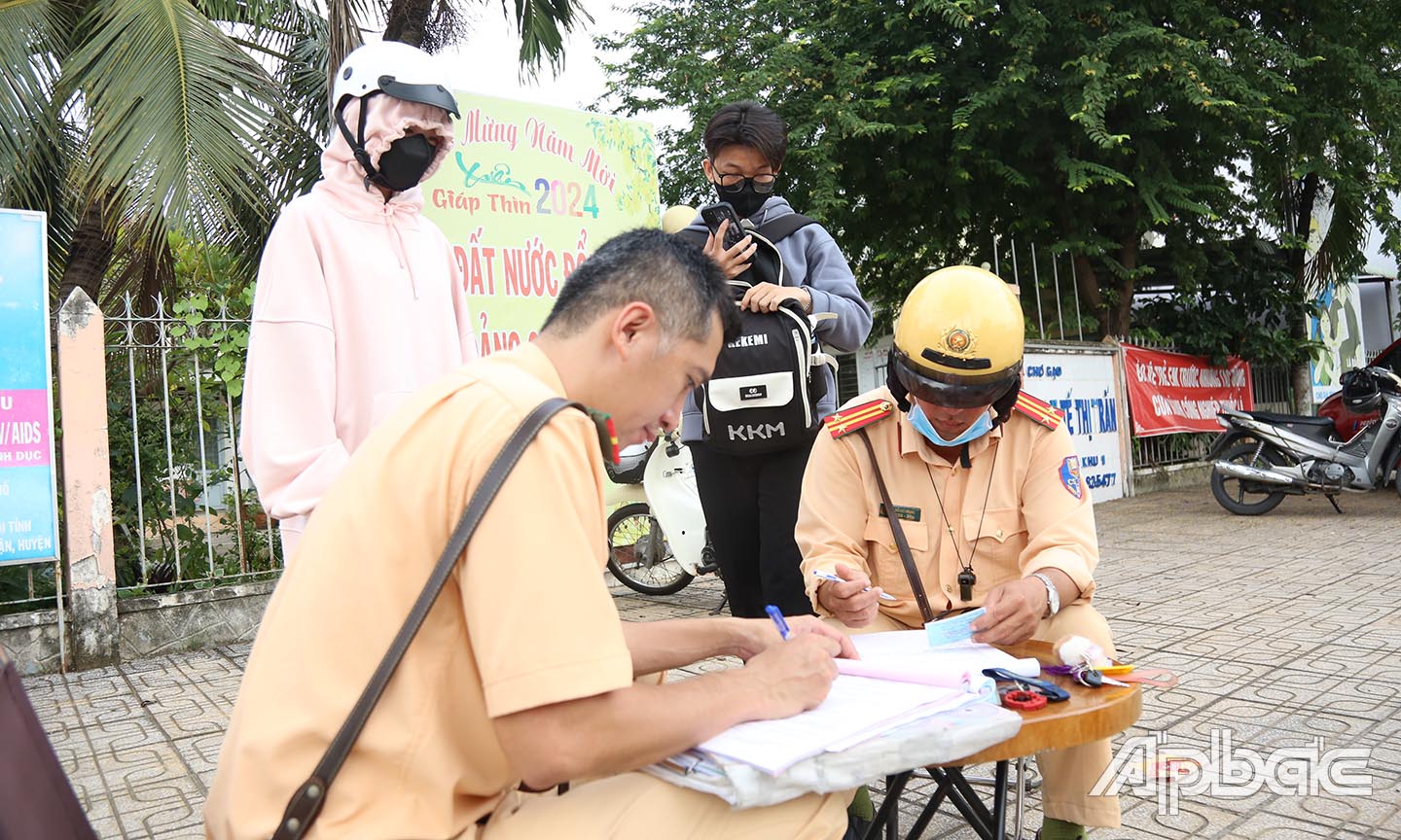 Đội Cảnh sát giao thông - trật tự Công an thành phố Biên Hòa phát hiện 1 trường hợp học sinh điều khiển xe đạp điện nhưng không đội mũ bảo hiểm t Ảnh: Đăng Tùng