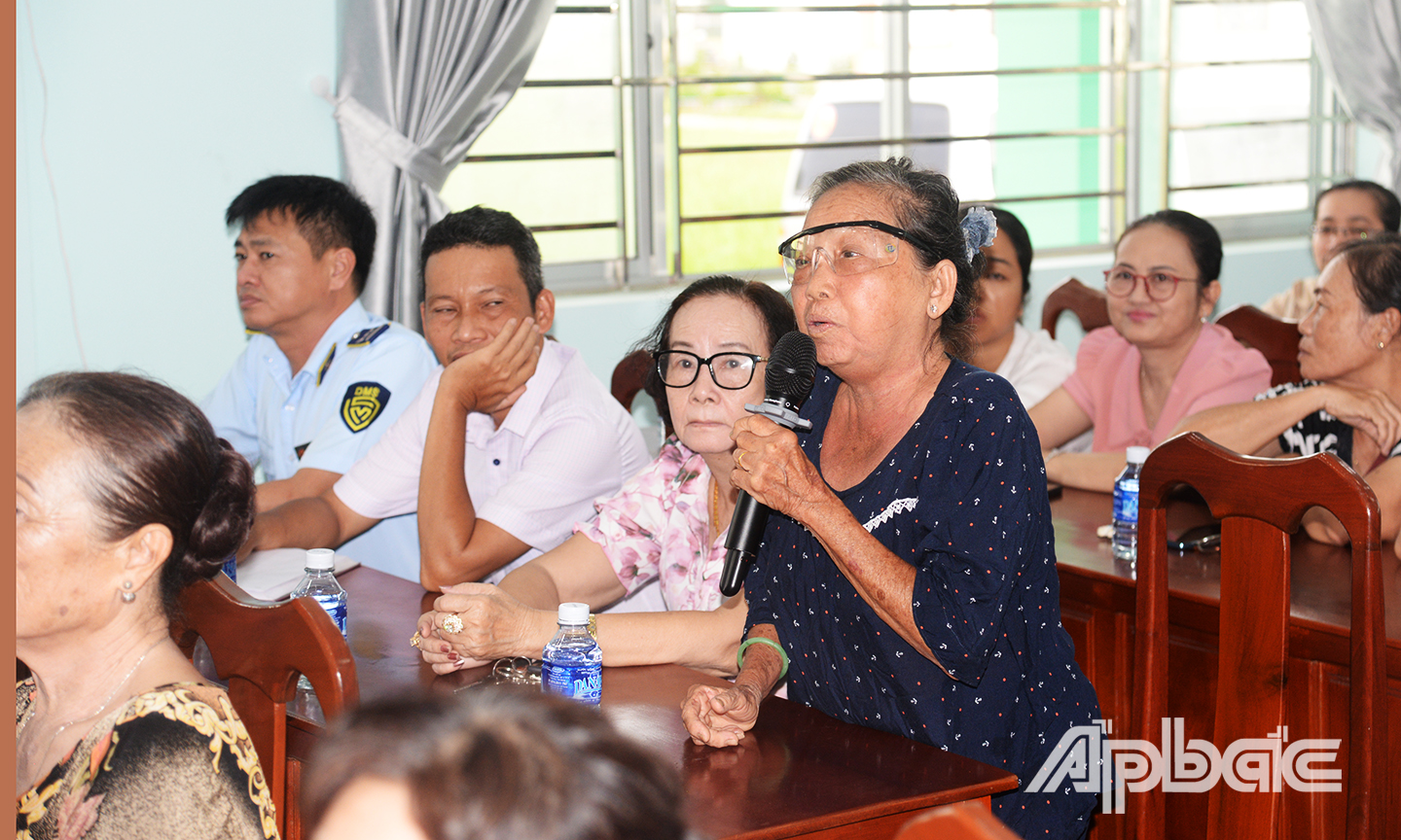 Cử tri TP. Gò Công tham gia đóng góp ý kiến.
