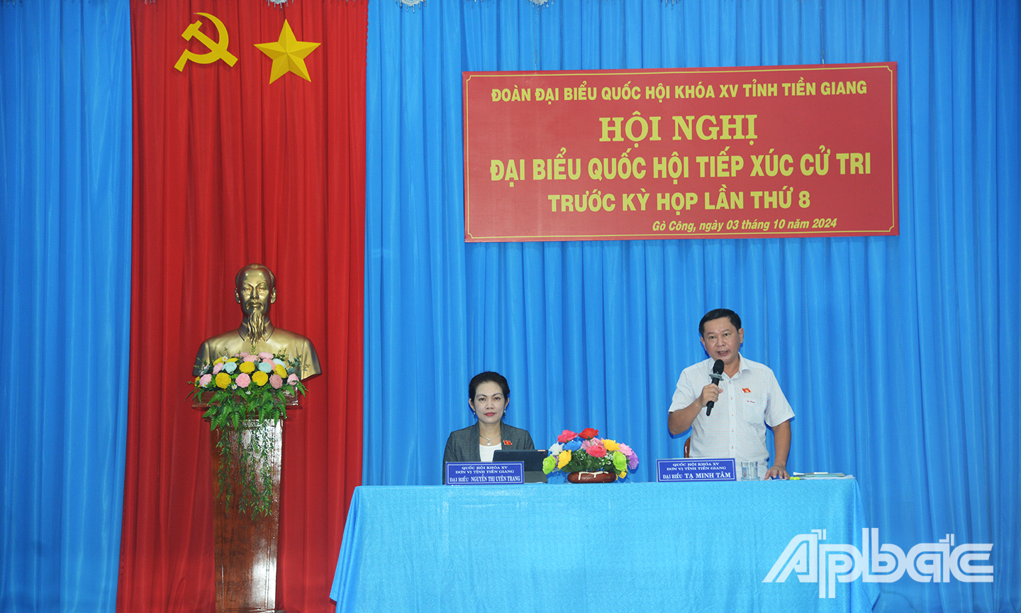 Đồng chí Tạ Minh Tâm phát biểu tại buổi tiếp xúc cử tri TP. Gò Công.