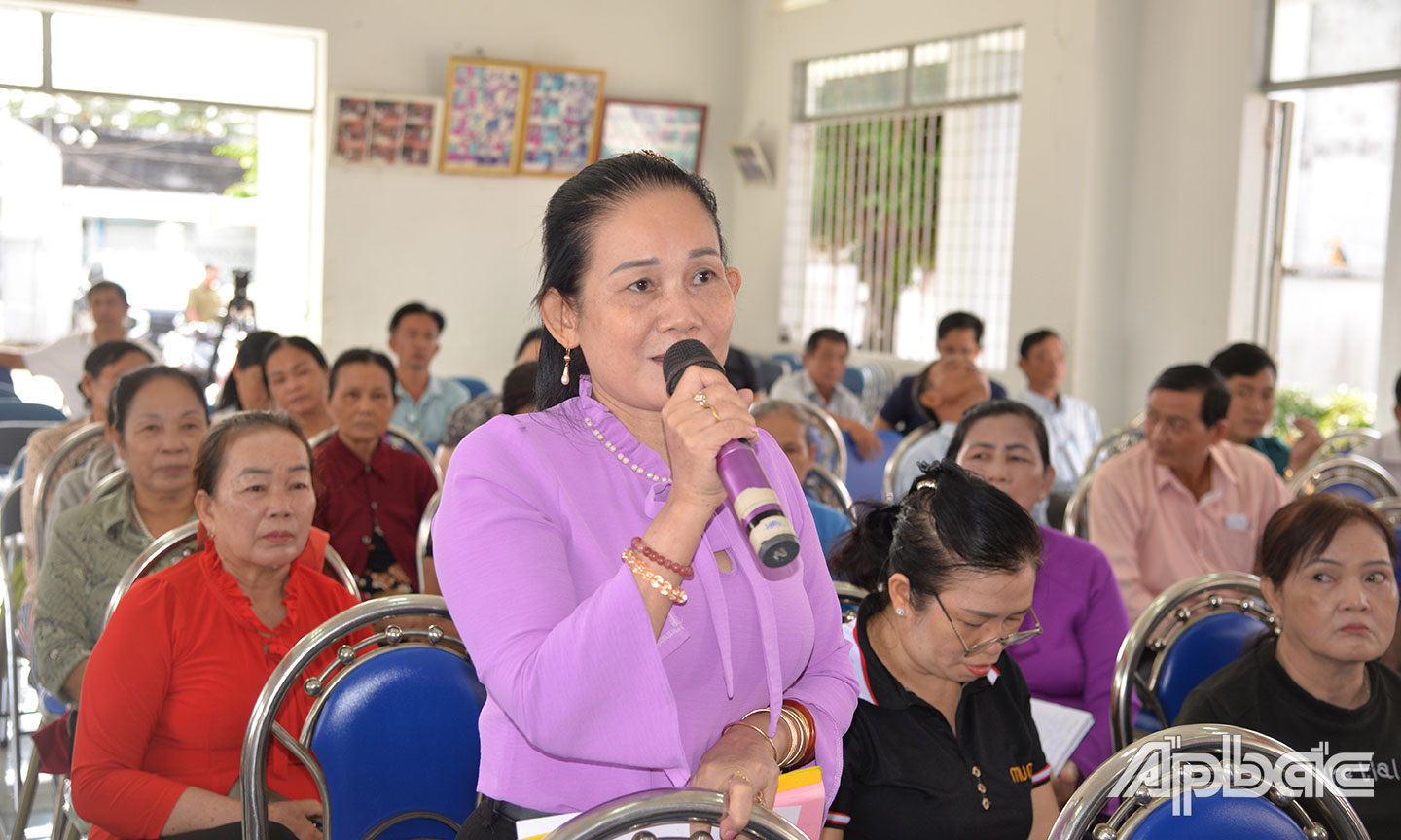 Cử tri huyện Tân Phước phát biểu ý kiến tại buổi tiếp xúc.