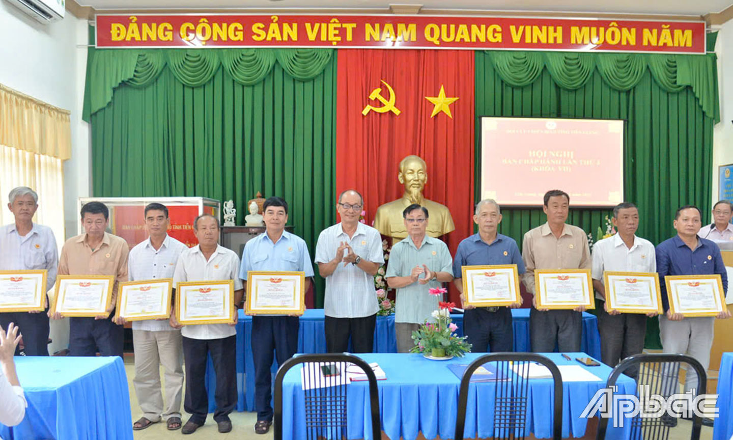 Hội CCB tỉnh Tiền Giang khen thưởng các tập thể có thành tích trong thực hiện Nghị quyết 389 của Ban Chấp hành Hội CCB tỉnh về xây dựng quỹ Hội ở tổ chức cơ sở Hội trong tỉnh (giai đoạn 2018 - 2023).