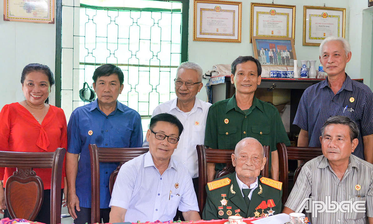 Hội CCB tỉnh thăm, tặng quà CCB tham gia kháng chiến chống thực dân Pháp nhân dịp kỷ niệm 70 năm Ngày Chiến thắng Điện Biên Phủ (7-5-1954 - 7-5-2024).