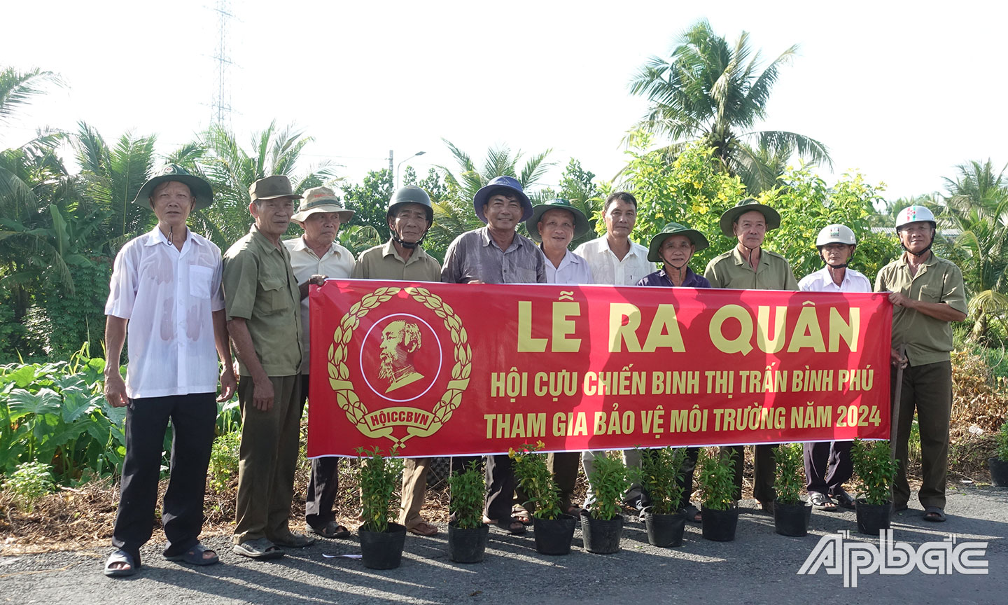 CCB thị trấn Bình Phú, huyện Cai Lậy phối hợp ra quân chỉnh trang cảnh quan môi trường.