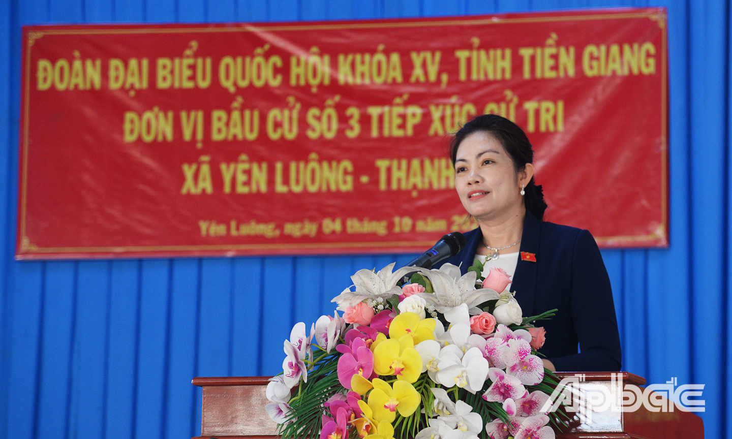 Đồng chí Nguyễn Thị Uyên Trang phát biểu tại buổi tiếp xúc cử tri huyện Gò Công Tây.