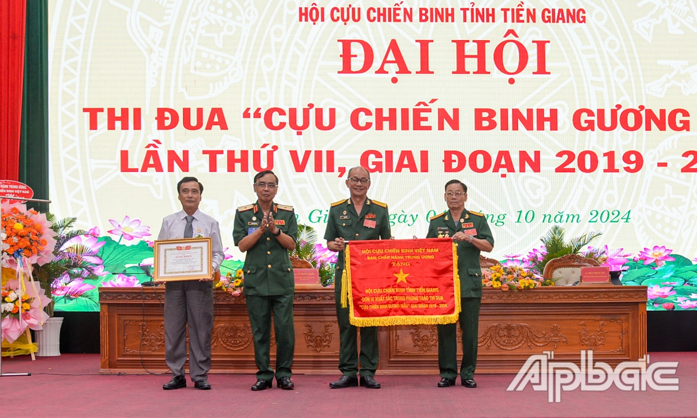 Thiếu tướng Nguyễn Minh Hoàng, Phó Chủ tịch Hội CCB Việt Nam trao Cờ thi đua cho Hội CCB tỉnh Tiền Giang và tặng Bằng khen cho Hội CCB xã Phú Kiết (huyện Chợ Gạo).