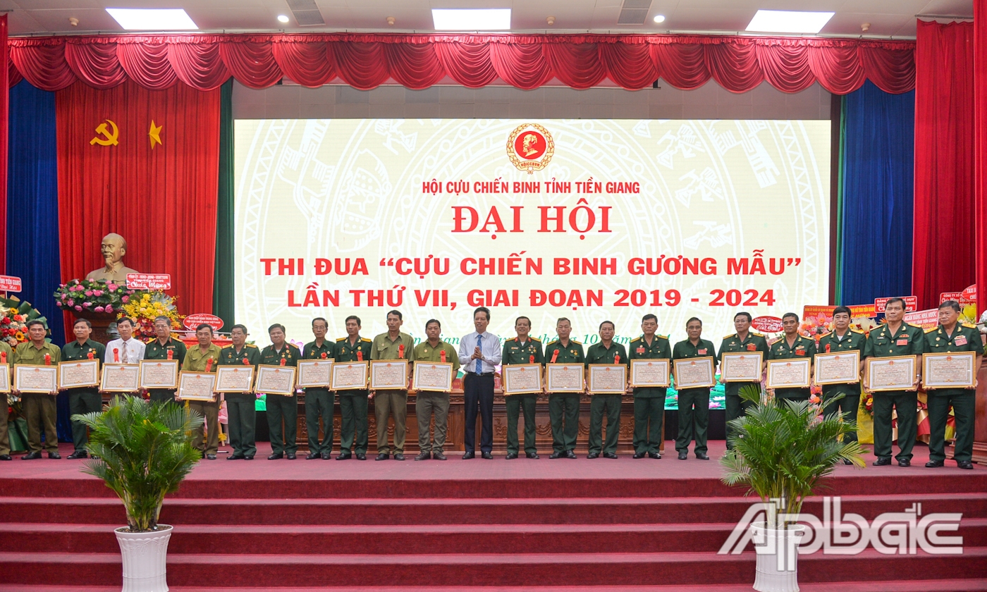 Đồng chí Nguyễn Thành Diệu, Phó Chủ tịch UBND tỉnh Tiền Giang trao Bằng khen UBND tỉnh cho các tập thể có thành tích.