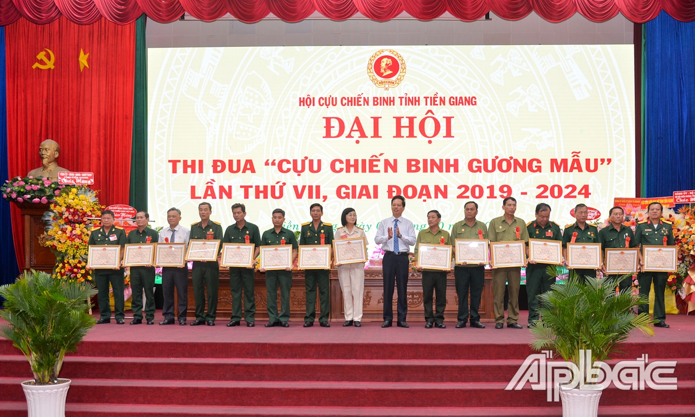 Đồng chí Nguyễn Thành Diệu, Phó Chủ tịch UBND tỉnh Tiền Giang trao Bằng khen UBND tỉnh cho các cá nhân có thành tích.