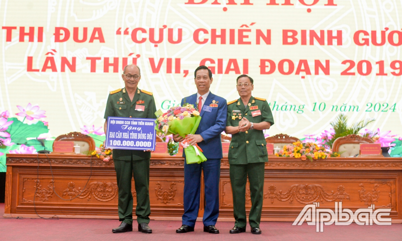 Hội Doanh nghiệp, doanh nhân CCB tỉnh tặng Hội CCB tỉnh Tiền Giang 2 căn nhà Tình đồng đội.