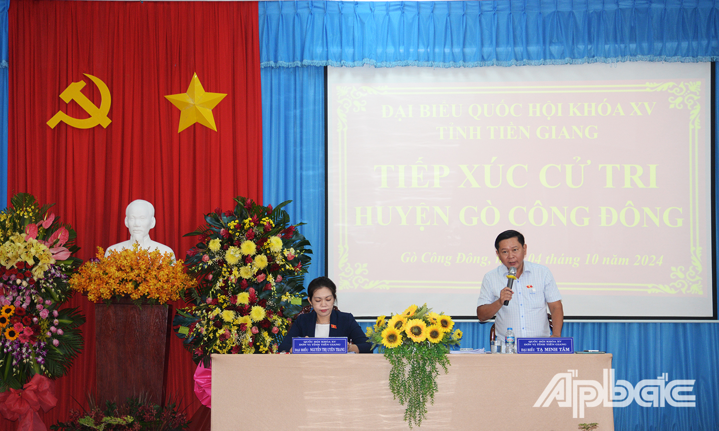 Đồng chí Tạ Minh Tâm phát biểu tại buổi tiếp xúc cử tri tại huyện Gò Công Đông.