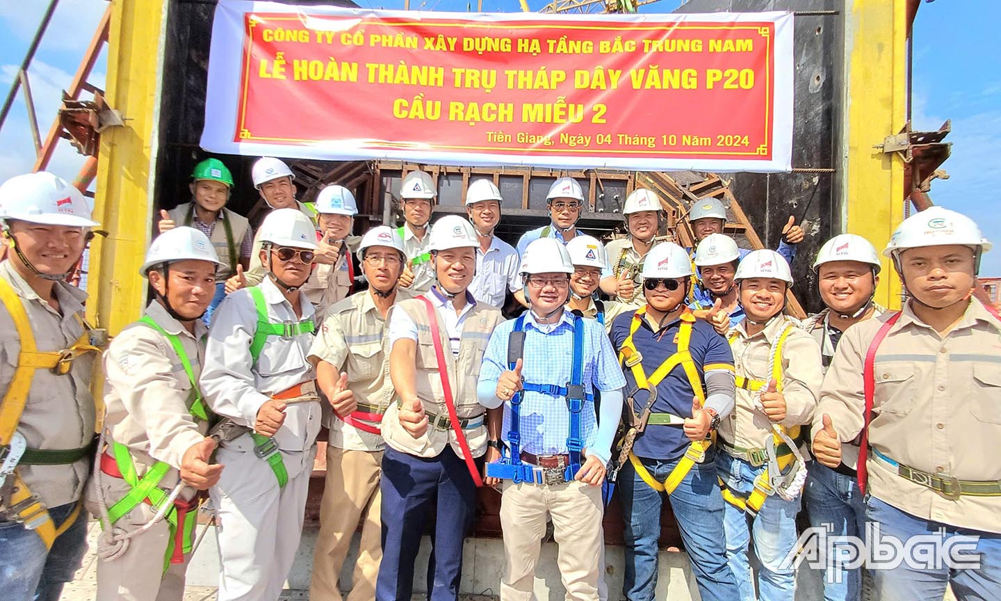 Tập thể cán bộ, công nhân nhà thầu Bắc Trung Nam vui mừng khi hoàn thành đổ mẻ bê tông cuối cùng của trụ dây văn P20 cầu Rạch Miễu 2.
