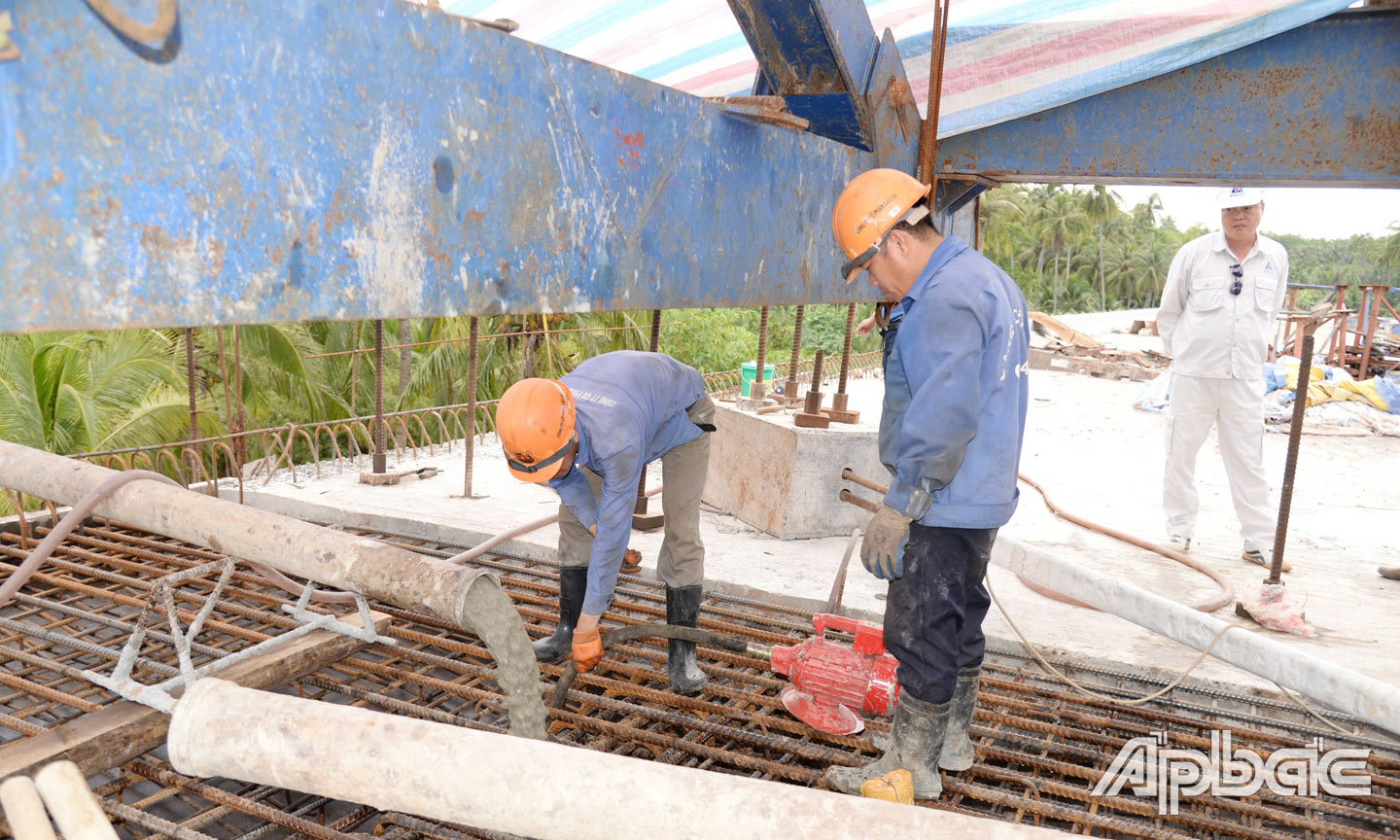 Hợp long nhịp biên cầu Chợ Gạo.