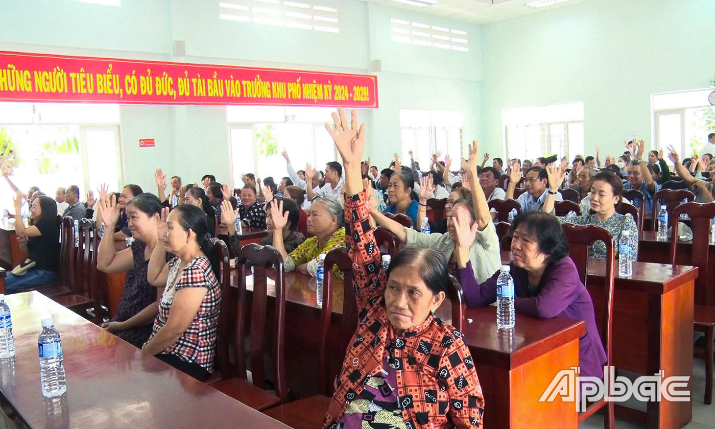 Quang cảnh bầu cử ở khu phố (phường 5).