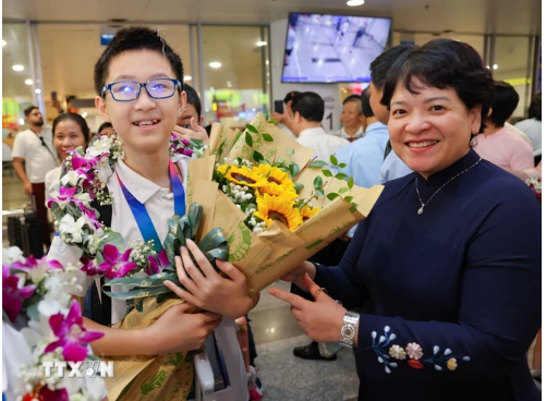 Giám đốc Sở Giáo dục và Đào tạo Hà Nội Trần Thế Cương trao phần thưởng đột xuất của Sở Giáo dục và Đào tạo Hà Nội tới các thầy, cô giáo và học sinh trong đoàn. (Ảnh: Thanh Tùng/TTXVN)
