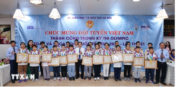 Giám đốc Sở Giáo dục và Đào tạo Hà Nội Trần Thế Cương trao phần thưởng đột xuất của Sở Giáo dục và Đào tạo Hà Nội tới các thầy, cô giáo và học sinh trong đoàn. (Ảnh: Thanh Tùng/TTXVN)