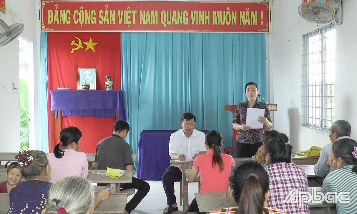 Chị  Kim Thu trong một cuộc họp dân ấp Cả Thu 2.