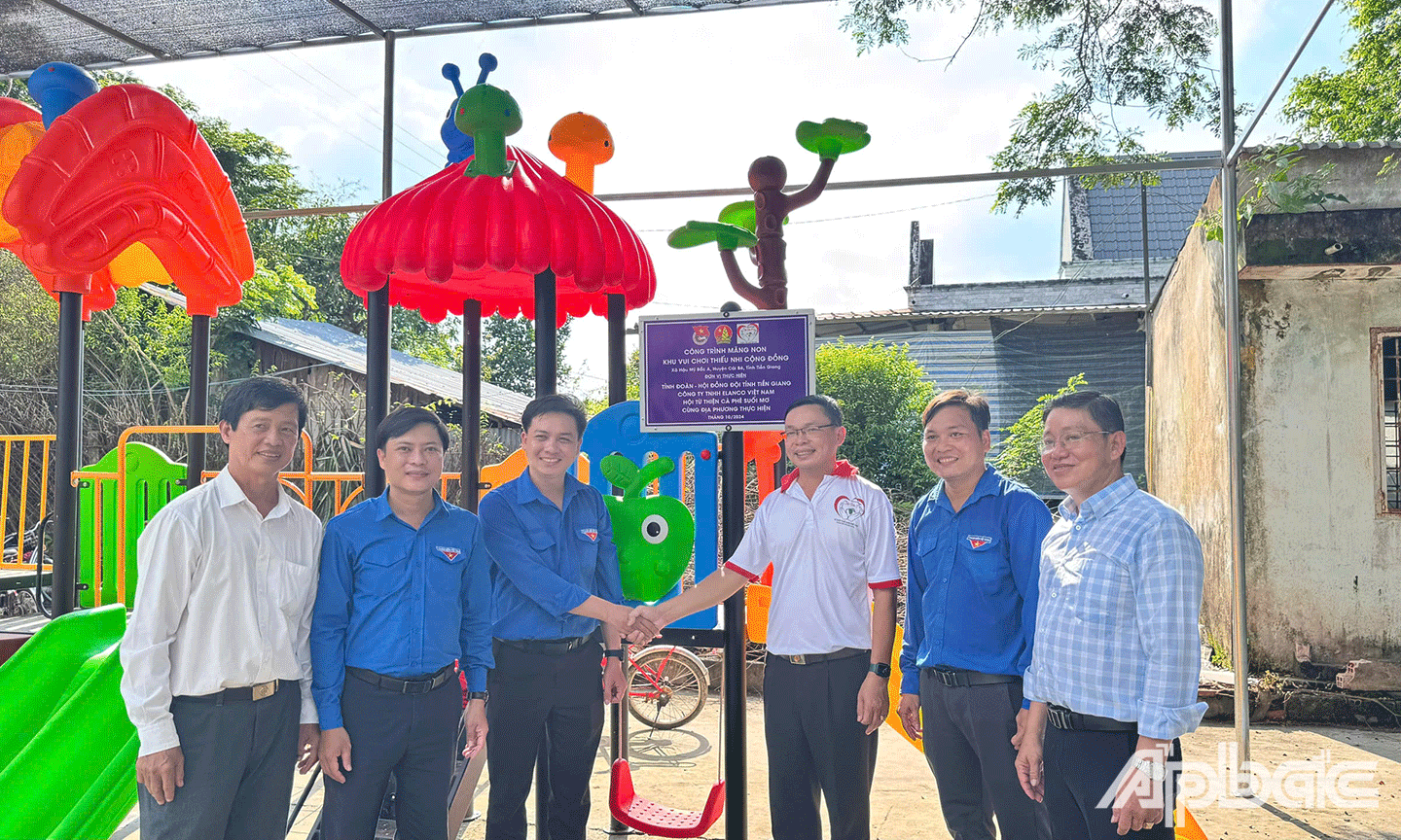 Bàn giao công trình thắp sáng đường nông thôn và khu vui chơi thiếu nhi tại xã Hậu Mỹ Bắc A