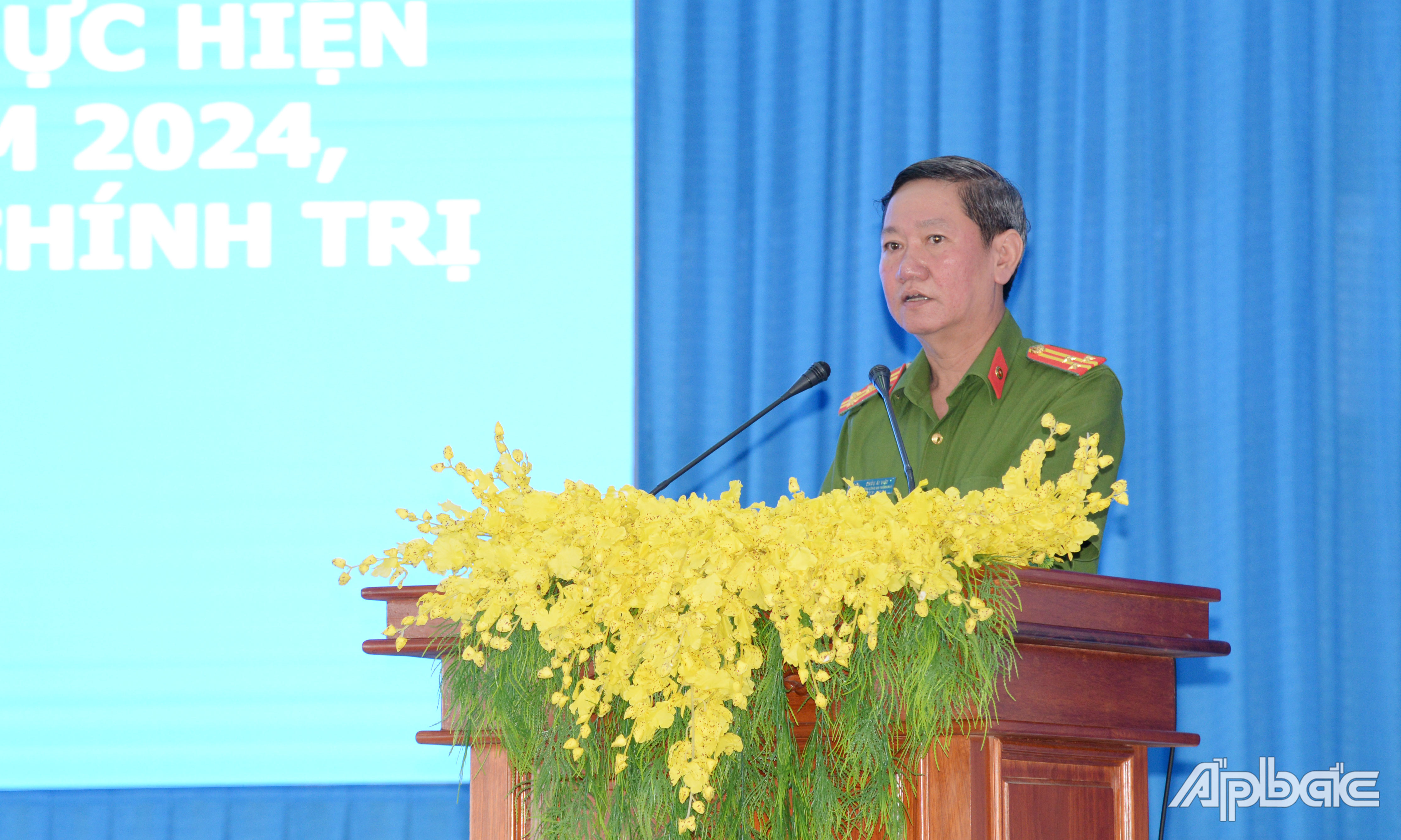 Các đại biểu phát biểu tại hội nghị.