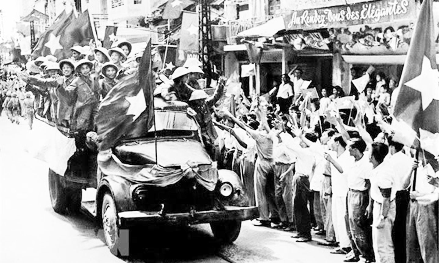 Hà Nội hân hoan niềm vui Ngày Giải phóng Thủ đô năm 1954.