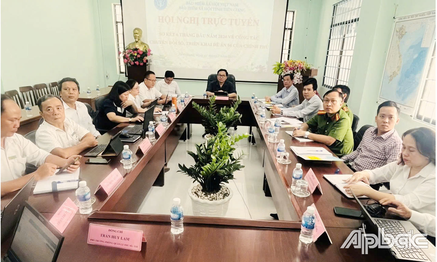 Lãnh đạo, viên chức BHXH tỉnh cùng các sở, ngành tham dự Hội nghị sơ kết công tác chuyển đổi số do BHXH Việt Nam tổ chức.