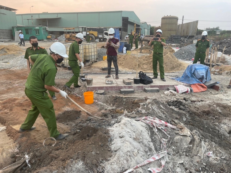 Lực lượng công an lấy mẫu trong khuôn viên khu vực xử lý chất thải của doanh nghiệp môi trường.