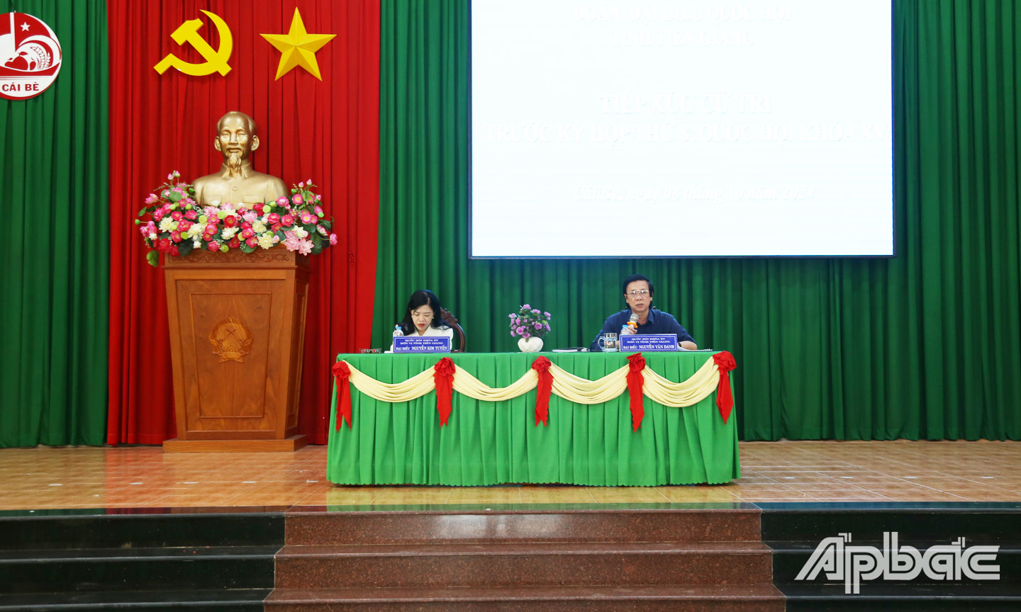 Đồng chí Nguyễn Văn Danh và ĐBQH tỉnh tại buổi tiếp xúc cử tri.
