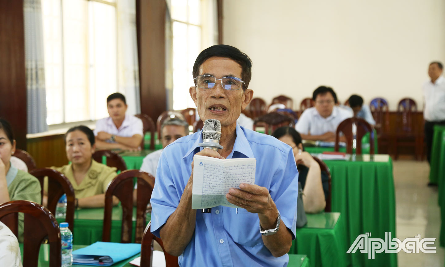 Cử tri huyện Cái Bè phát biểu tại buổi tiếp xúc.