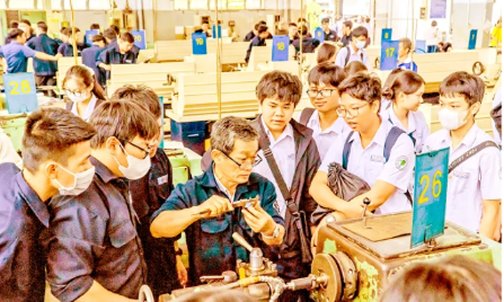 Học sinh tìm hiểu ngành Công nghệ kỹ thuật cơ khí tại Trường Đại học Sư phạm Kỹ thuật TPHCM. Ảnh: THANH HÙNG