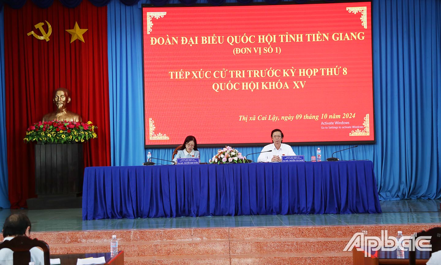 Đồng chí Nguyễn Văn Danh và ĐBQH tỉnh tại buổi tiếp xúc cử tri.