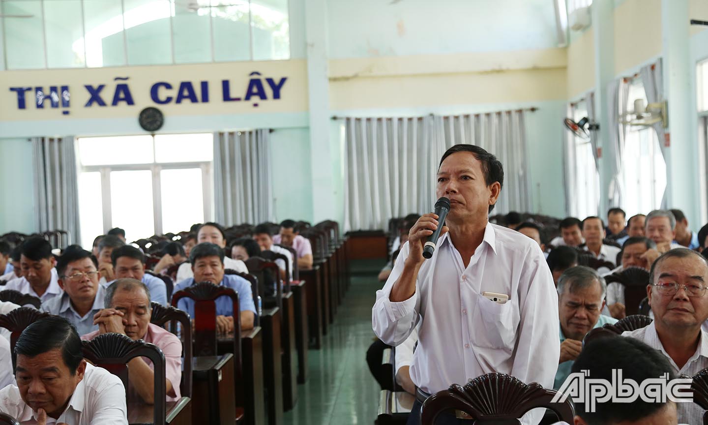 Cử tri TX. Cai Lậy phát biểu tại buổi tiếp xúc