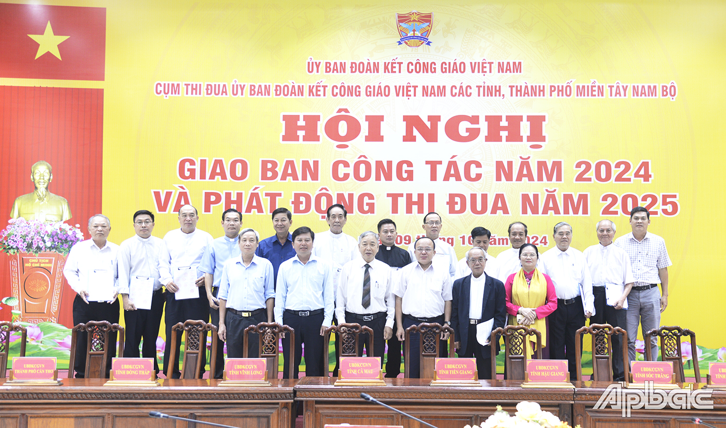 Lãnh đạo Ủy ban ĐKCG cụm thi đua ký giao ước thi đua năm 2025 trước sự chứng kiến của Ủy ban ĐKCG Việt Nam và lãnh đạo tỉnh Tiền Giang 
