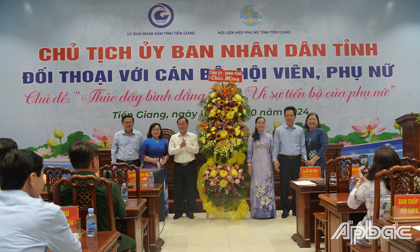 Lãnh đạo tỉnh tặng hoa chúc mừng Hội LHPN tỉnh.
