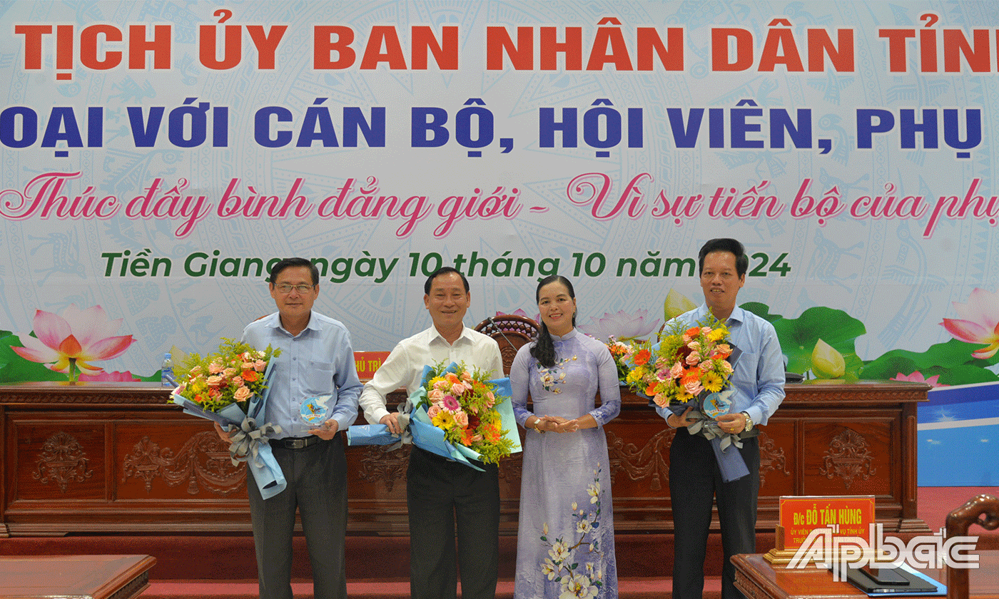 Hội LHPN tỉnh tặng hoa cảm ơn lãnh đạo tỉnh.