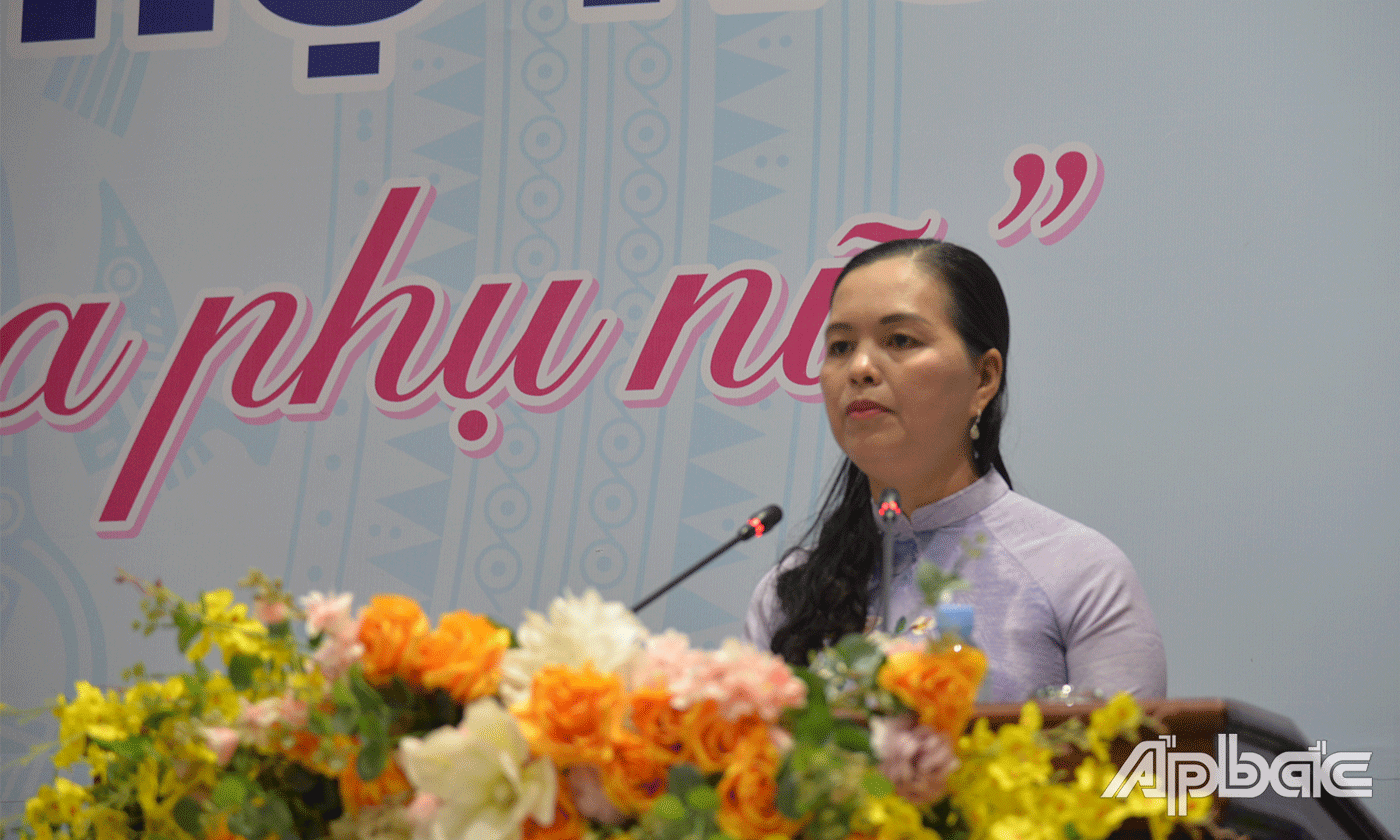 Chủ tịch Hội LHPN tỉnh Nguyễn Thị Kim Phượng phát biểu tại chương trình.
