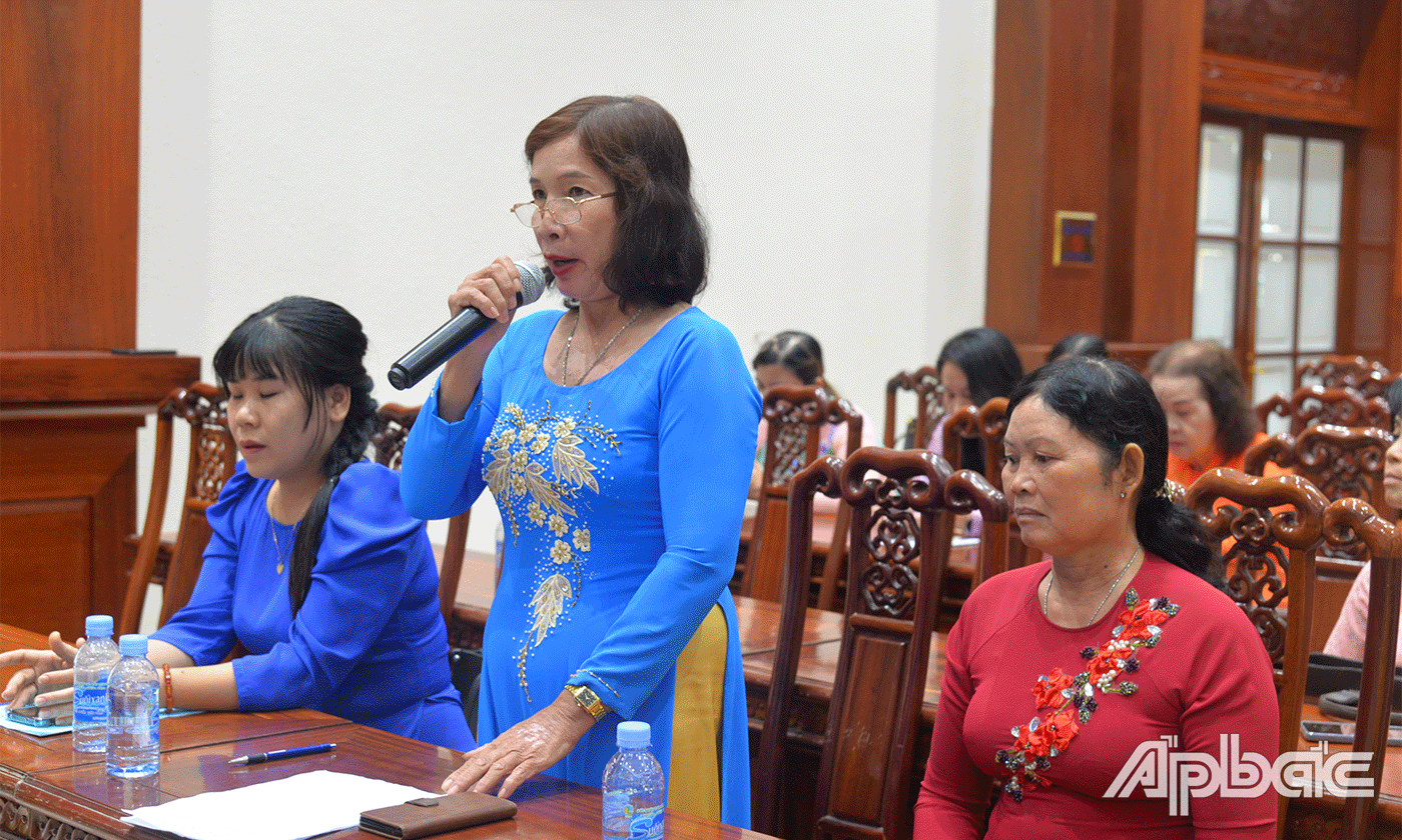 Đại biểu phụ nữ phát biểu ý kiến.