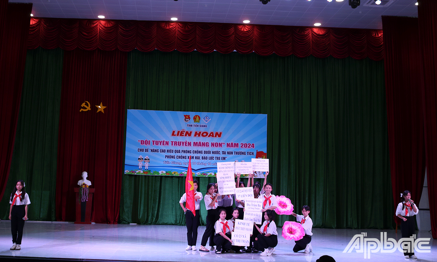 Các đội tham gia phần thi tự giới thiệu