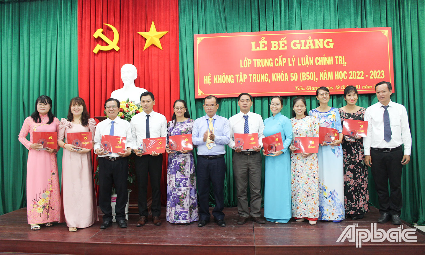 Các học viên nhận Bằng tốt nghiệp lớp Trung cấp LLCT, hệ không tập trung năm 2024. 