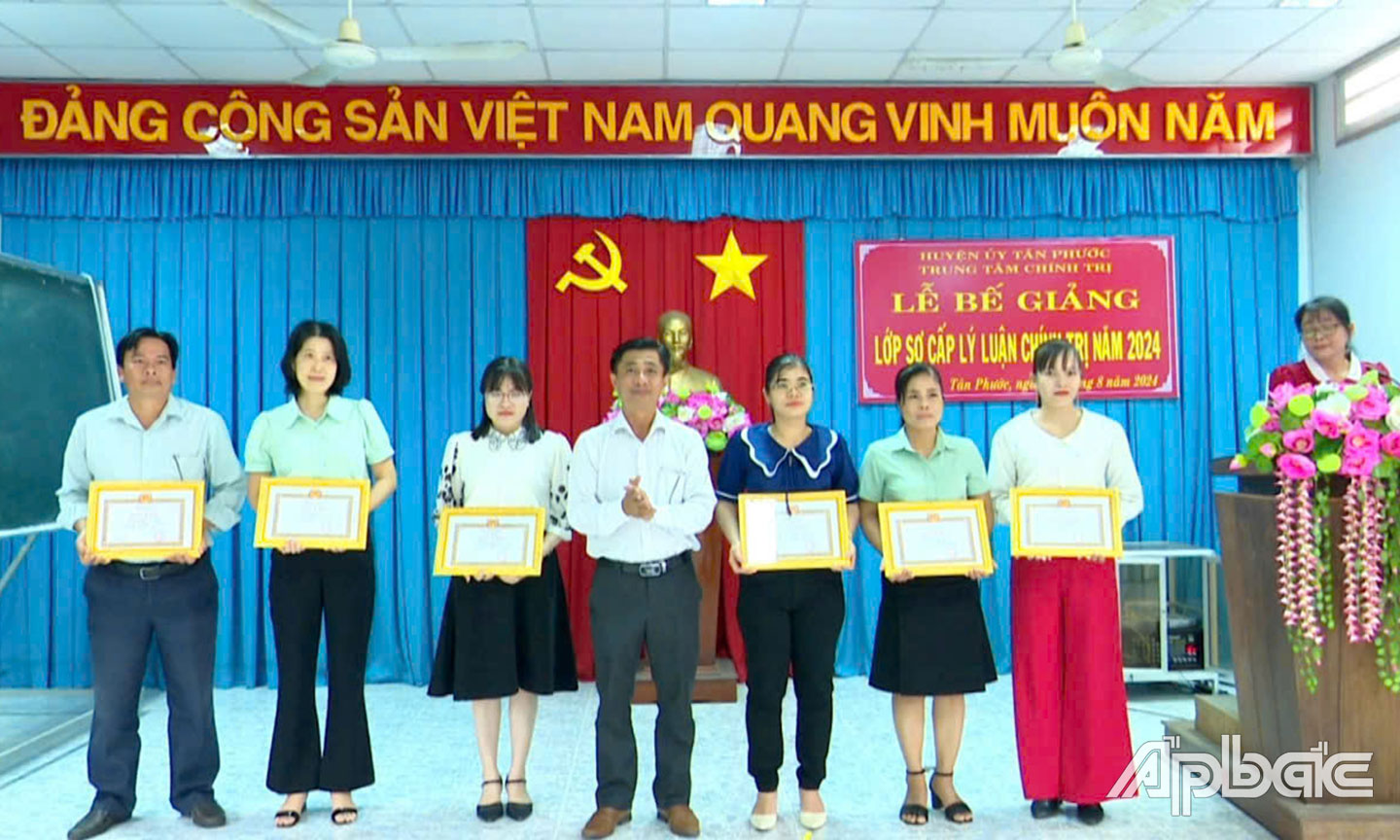 Trung tâm Chính trị huyện Tân Phước bế giảng lớp sơ cấp lý luận chính trị năm 2024 (Nguồn: Ban Tuyên giáo Huyện ủy Tân Phước cung cấp). 